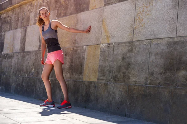 Joven mujer sonriente descansando después de un entrenamiento activo de fitness wh —  Fotos de Stock