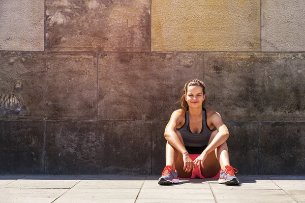 Jeune femme souriante se reposant après un entraînement de fitness actif wh — Photo