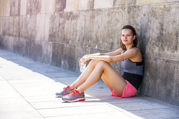 Διψασμένος θηλυκό jogger πίνοντας φρέσκο νερό και τη χωροθέτηση μετά trai — Φωτογραφία Αρχείου