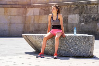 Genç gülümseyen kadın watte ile etkin bir eğitim sonra dinlenme