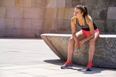 Genç gülümseyen kadın etkin bir antrenman yaparken siti sonra dinlenme