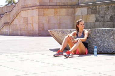 Genç gülümseyen kadın su ile etkin bir eğitim sonra dinlenme