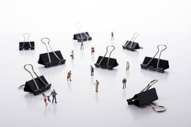 İnsanlar küçük minyatür modeli insanlar ve backgro klipler kalabalık