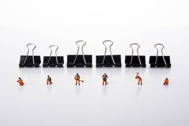 Çeşitli küçük minyatür işçi modeli insanlar ve Klipler