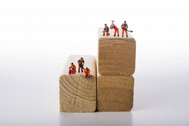 Minyatür insanlar işçi işgal izole beyaz arka plan üzerinde.