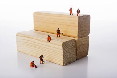 Minyatür insanlar işçi işgal izole beyaz arka plan üzerinde.