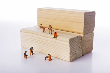 Minyatür insanlar işçi işgal izole beyaz arka plan üzerinde.