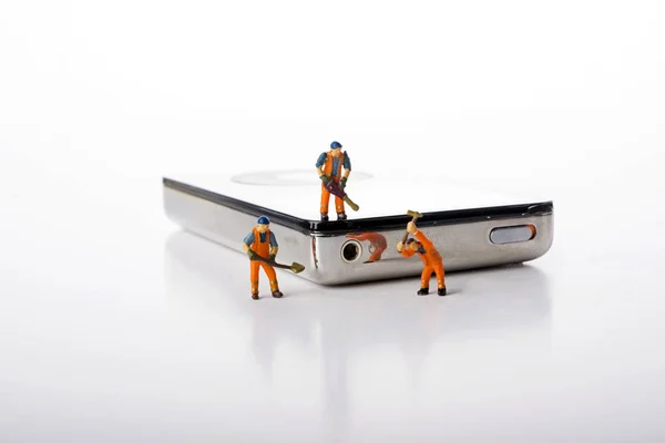 Personas en miniatura con hardwere electrónico sobre fondo blanco — Foto de Stock