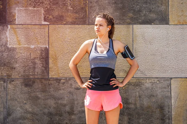 Concepto de fitness, deporte y estilo de vida - mujer joven con auriculares — Foto de Stock