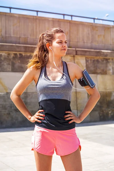 フィットネス、スポーツ、ライフ スタイル コンセプト - イヤホンを持つ若い女性 — ストック写真