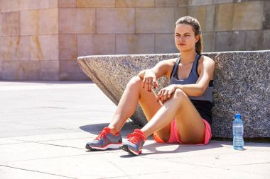 Genç gülümseyen kadın su ile etkin bir eğitim sonra dinlenme