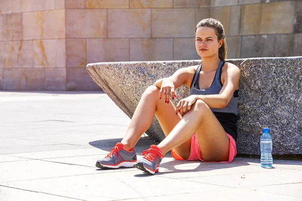 Genç gülümseyen kadın su ile etkin bir eğitim sonra dinlenme