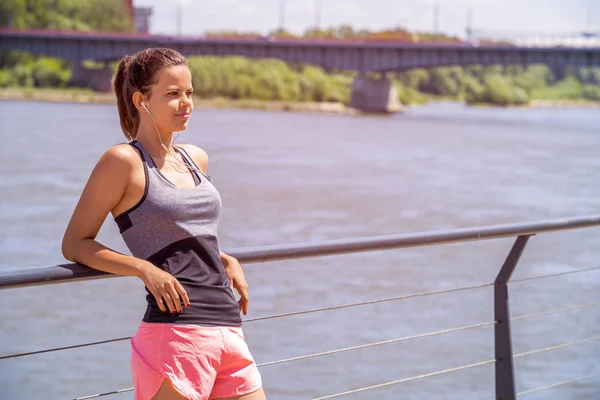 Sportovní žena poslech hudby před spuštěním. Seznam atletka — Stock fotografie