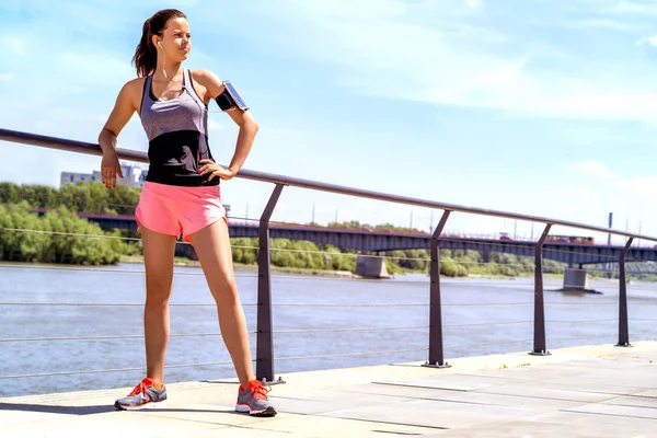 Sportif kadın eğitim açık önce müzik dinleme. Kadın ath