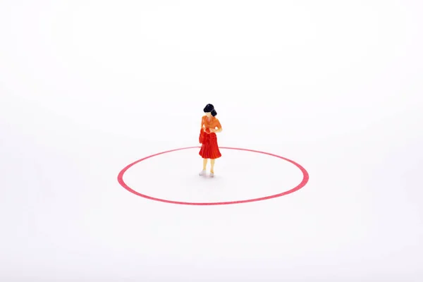 Mujer pople miniatura en círculo rojo sobre fondo blanco o respaldo Imagen de stock