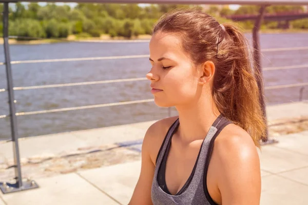 Mujer en posición de loto de yoga - relajarse . —  Fotos de Stock