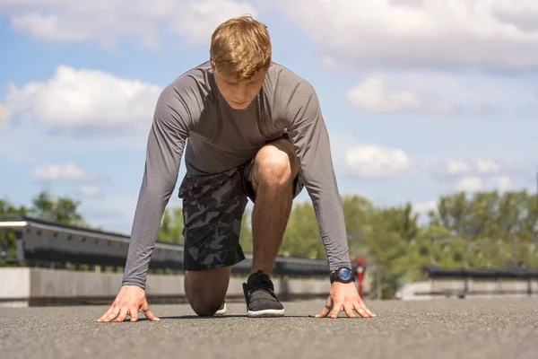 Jonge man beginnen lopen, buiten in zonnige dag in sportywear in gr — Stockfoto