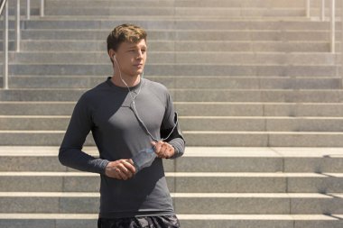 Kentsel arka planda çalıştırdıktan sonra su tutan adam uygun. Genç m