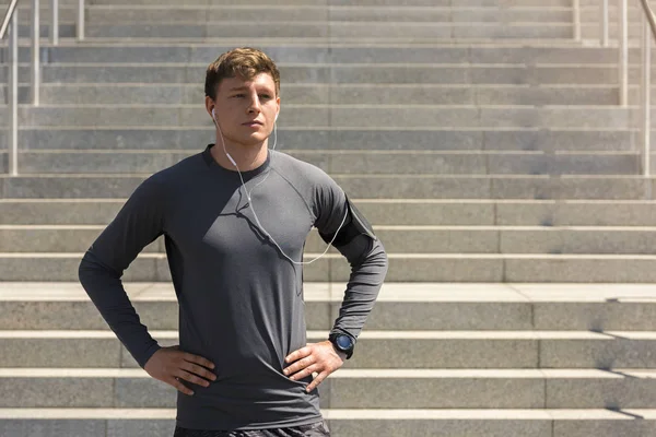 Adam - akıllı pH müzik dinlemek şehirde erkek koşucu çalıştıran