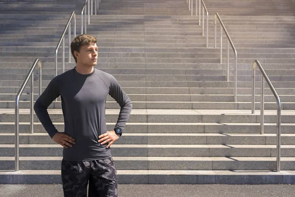 Genç adam kentsel ayakta dinlenme içinde spor giyim, sonra eski