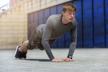 Açık çapraz eğitim egzersiz sırasında şınav spor erkek