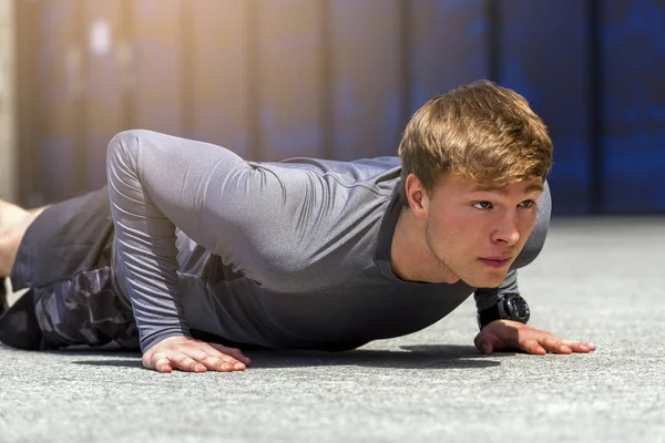 スポーツ男性屋外クロス トレーニングのワークアウト中に腕立て伏せをやって — ストック写真