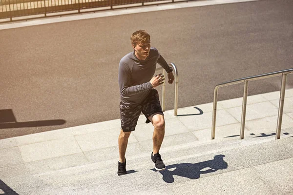 Erkek Atlet Bir Merdivenin Koşu Hızı Ile Eğitim Veya Açık — Stok fotoğraf
