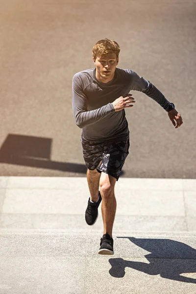 Atleta Sesso Maschile Che Corre Una Rampa Scale Con Velocità — Foto Stock