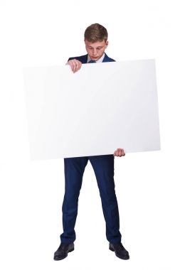 Mavi siut holding boş afiş yönetim kurulu, beyaz arka plan üzerinde izole işadamı.