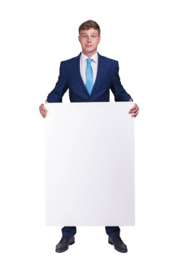 Mavi siut holding boş afiş yönetim kurulu, beyaz arka plan üzerinde izole işadamı.
