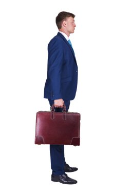 İşadamı duran bir yandan bavulun içinde tutan güzel elbiseli 
