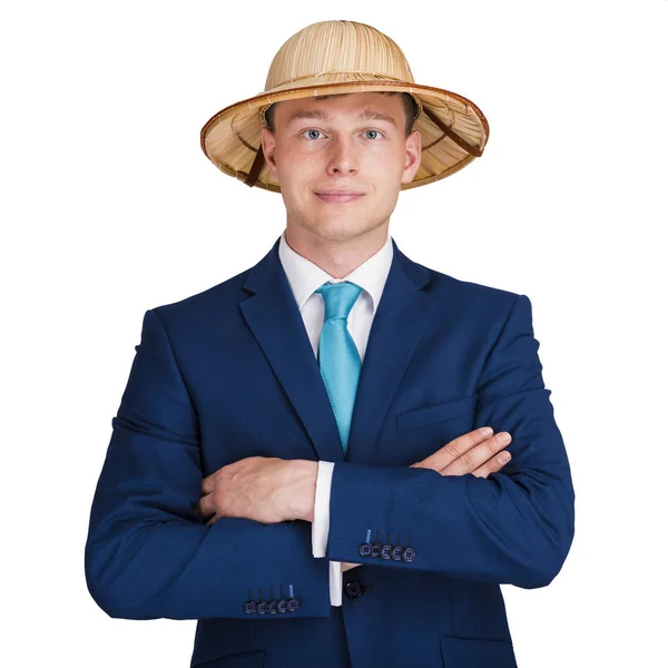 Uomo d'affari con tuta e braccia incrociate con cappello da viaggio sorridente . — Foto Stock