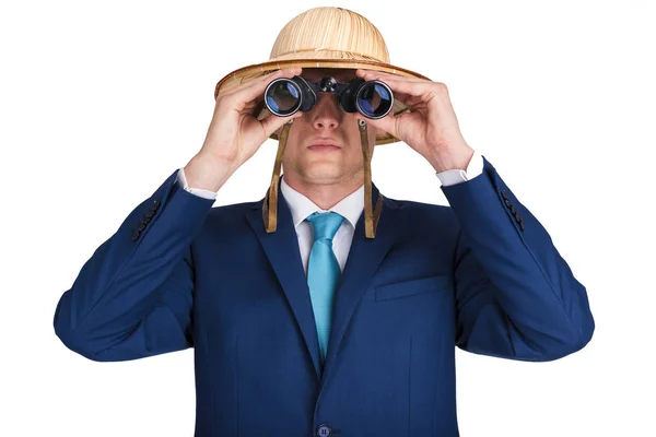 Zakenman op zoek verrekijker met reizen hoed. — Stockfoto