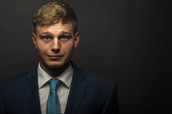 Hombre de negocios en traje sobre retrato de fondo oscuro . — Foto de Stock