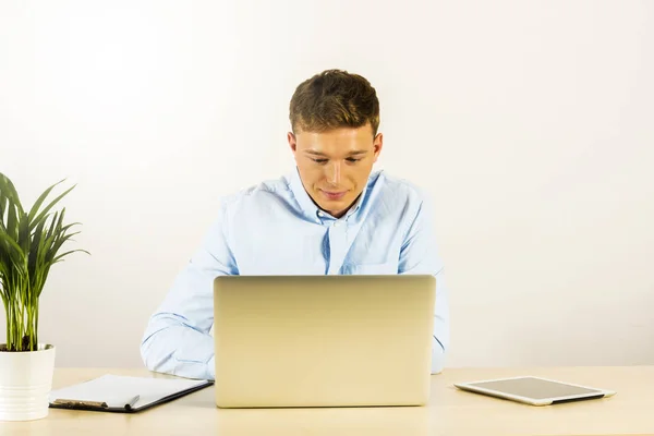 Porträtt av en stilig ung leende man använder dator laptop b — Stockfoto
