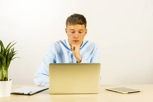 Άνδρας εργαζόμενος στο γραφείο εργασίας και σκέψης, ψάχνει laptop co — Φωτογραφία Αρχείου