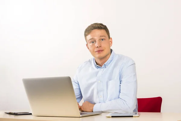 Kantoor Werknemer Met Behulp Van Computer Tafel Mannelijke Kaukasische Jonge — Stockfoto