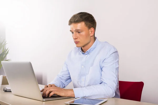 Pomocą Komputera Stole Mężczyzna Kaukaski Młody Pracownik Biurowy — Zdjęcie stockowe