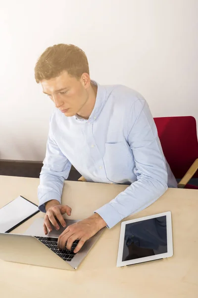Молодий Бізнесмен Використовує Свій Ноутбук Офіс Приміщенні — стокове фото