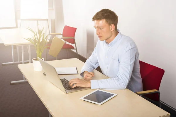 Молодий Бізнесмен Використовує Свій Ноутбук Офіс Приміщенні — стокове фото