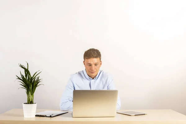 Feliz Joven Hombre Negocios Utilizando Ordenador Portátil Escritorio Oficina — Foto de Stock