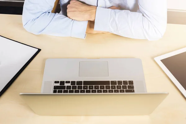 Geschäftsmann Werk Nahaufnahme Von Oben Wie Ein Mann Laptop Arbeitet lizenzfreie Stockfotos