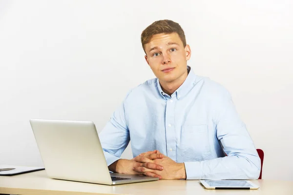 Jovem Empresário Feliz Usando Laptop Sua Mesa Escritório Sorrindo Olhe — Fotografia de Stock
