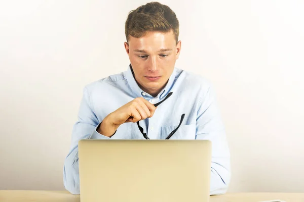 Portrét Mladého Muže Stolu Kanceláři Pomocí Přenosného Počítače — Stock fotografie