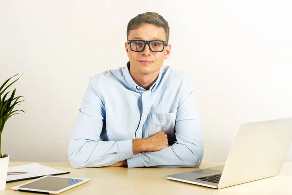 Молодий Офісний Працівник Використовує Ноутбук Посміхається Столом Планшетом — стокове фото