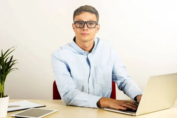 Jonge Kantoor Werknemer Met Behulp Van Laptop Glimlachend Door Het — Stockfoto