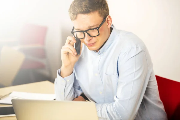 Kontorsmanen talar via telefon närbild — Stockfoto