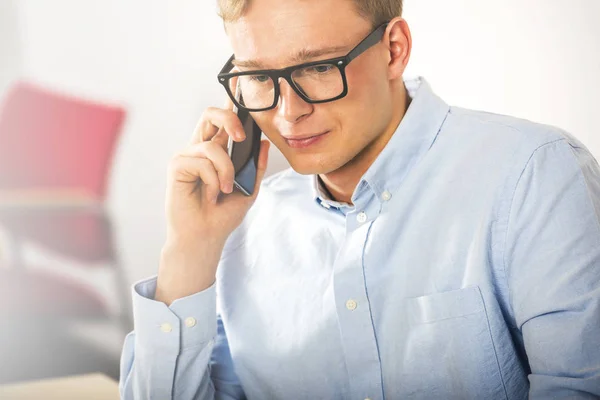 Kontorsmanen talar via telefon närbild — Stockfoto