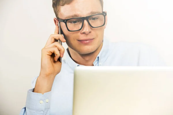 Kontorsmanen talar via telefon närbild Stockbild