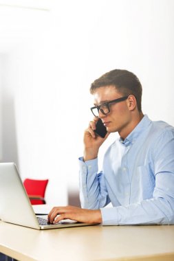 Telefonla konuşan office adam